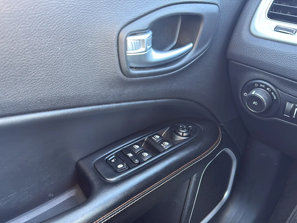 Used 2018 Granite Crystal Metallic Clearcoat Jeep Latitude image 28