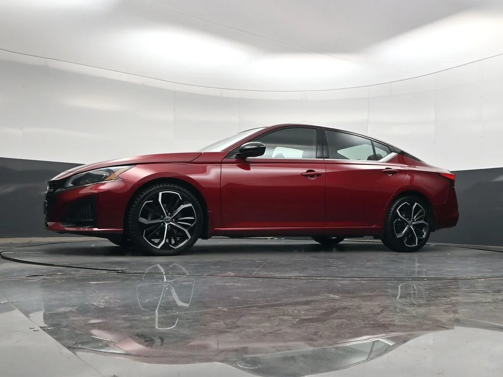 Used 2023 Red Nissan 2.5 SR image 40