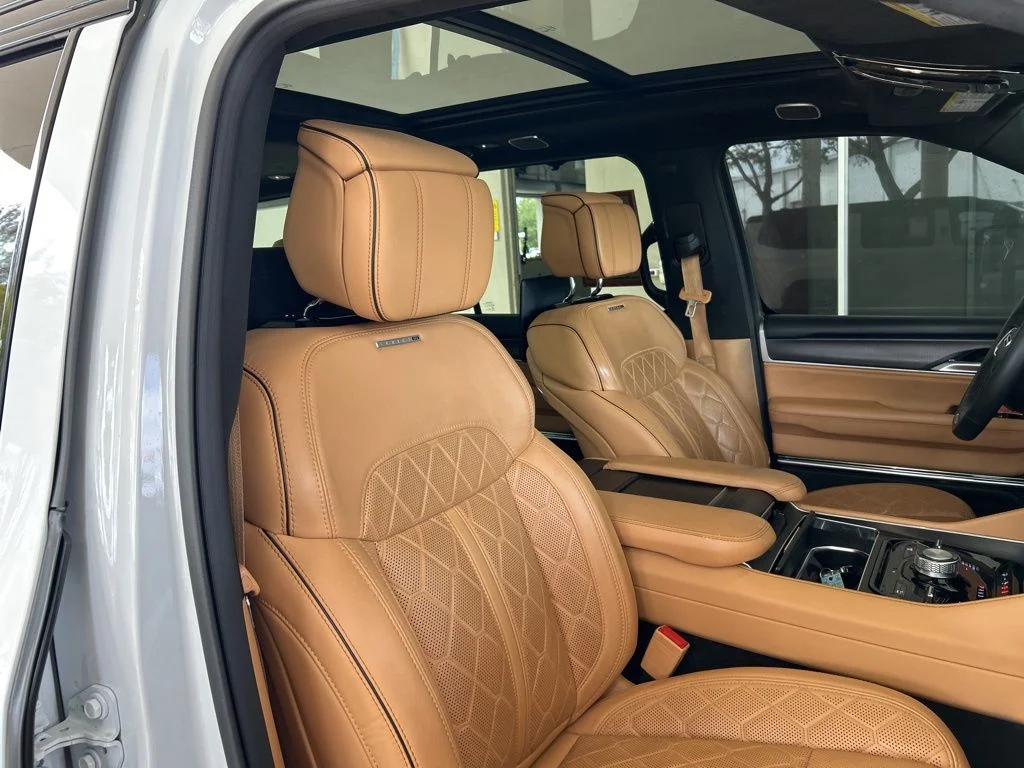 Used 2025 White/off-white Jeep Series III image 27