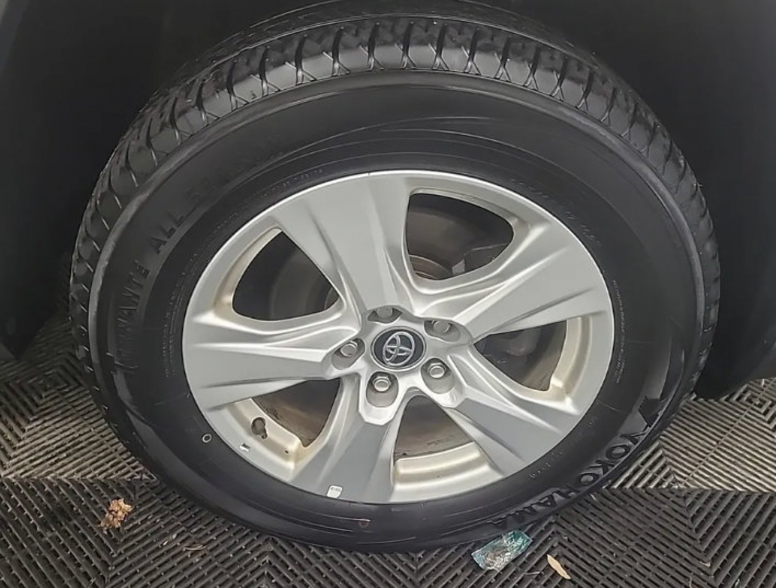 Used 2021 Super White Toyota Hybrid XLE image 5
