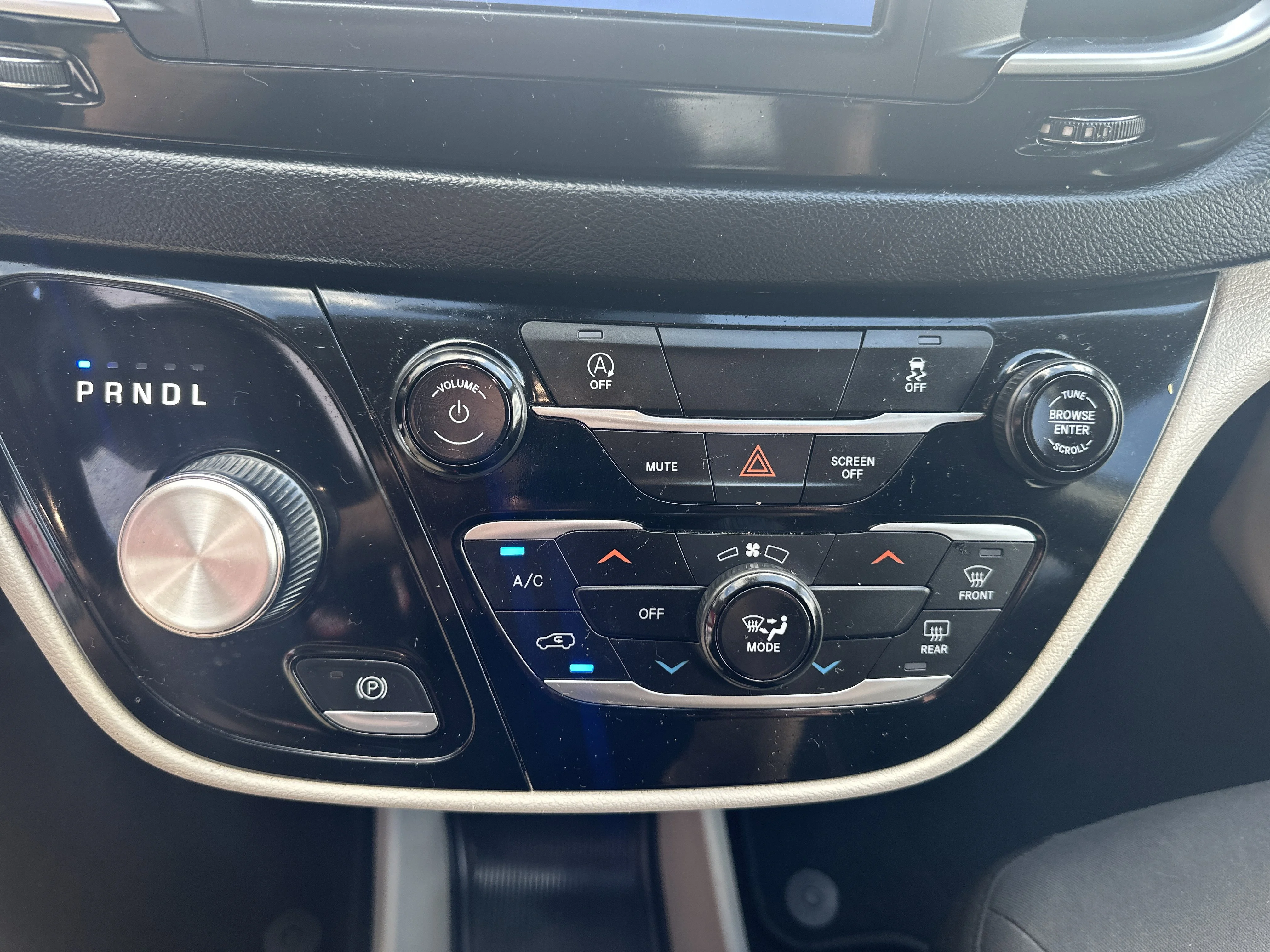 2023 Chrysler Voyager LX - Photo 15