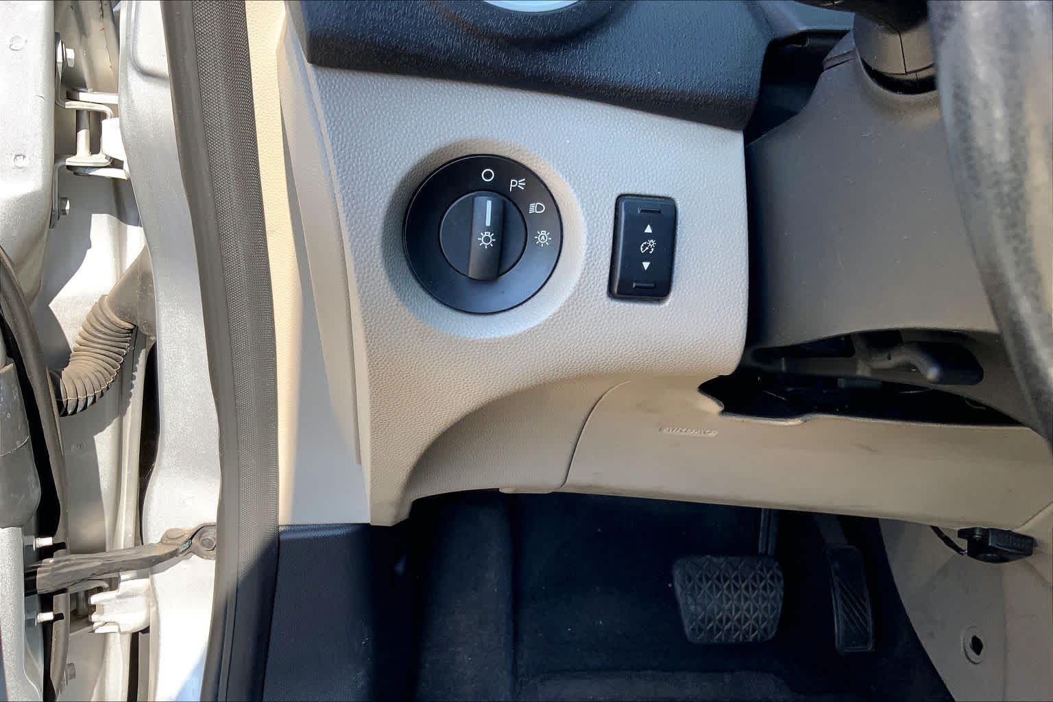 Used 2014 Ingot Silver Metallic Ford SE image 29