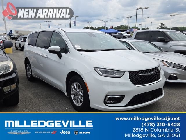 2023 Chrysler Pacifica Touring L's photo