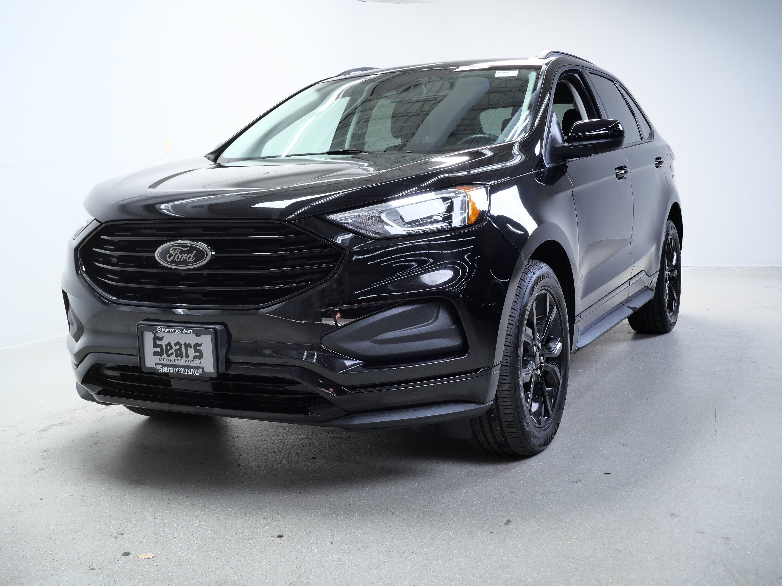 Used 2022 Black Ford SE image 10