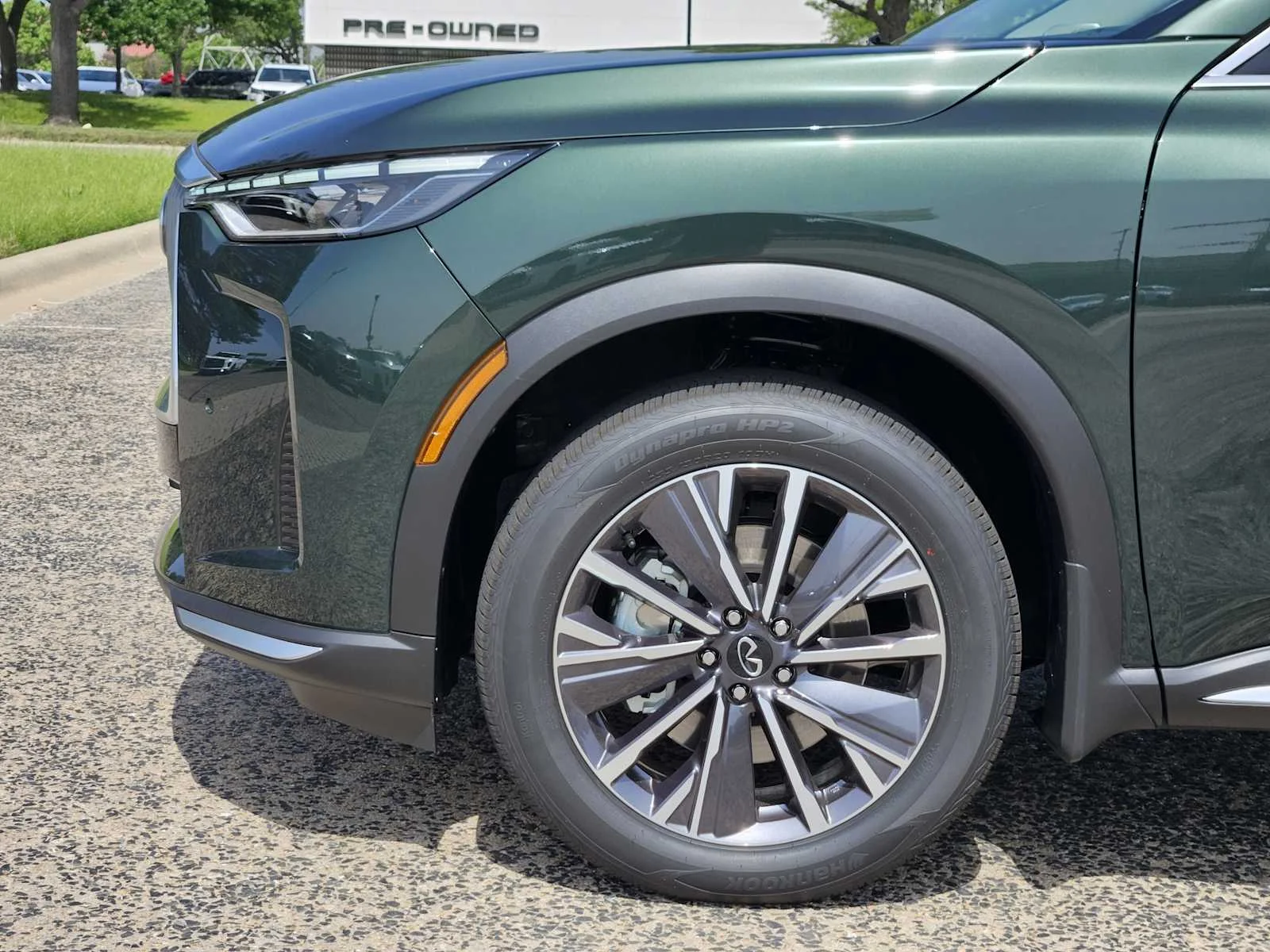 New 2026 DEEP EMERALD INFINITI Luxe FWD image 6