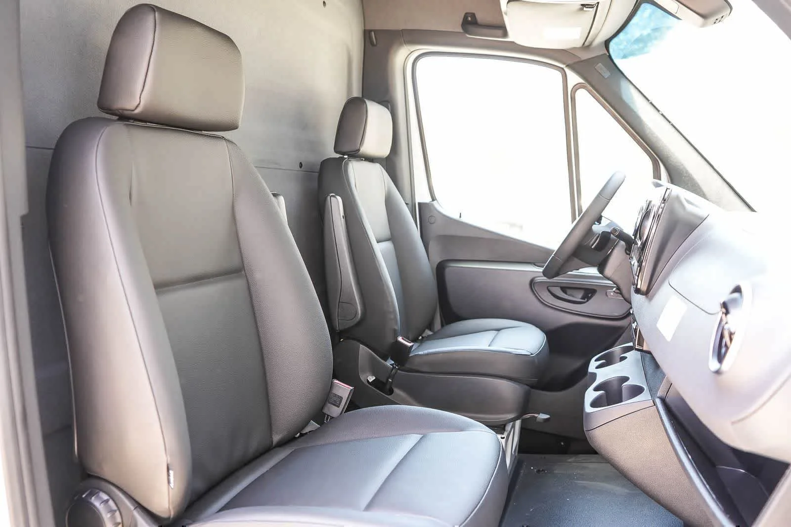 New 2025 Arctic+White Mercedes-Benz Cargo 170WB High Roof 113kw Battery RWD SO Motor image 19