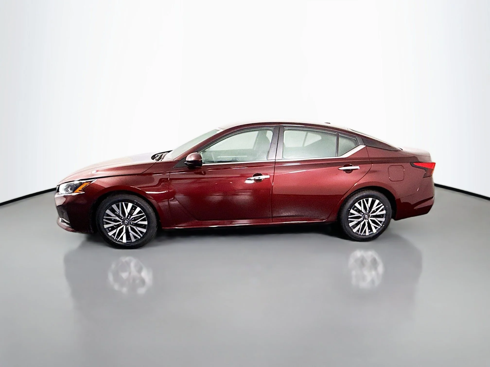 Used 2023 Garnet Pearl Metallic Nissan 2.5 SV image 4