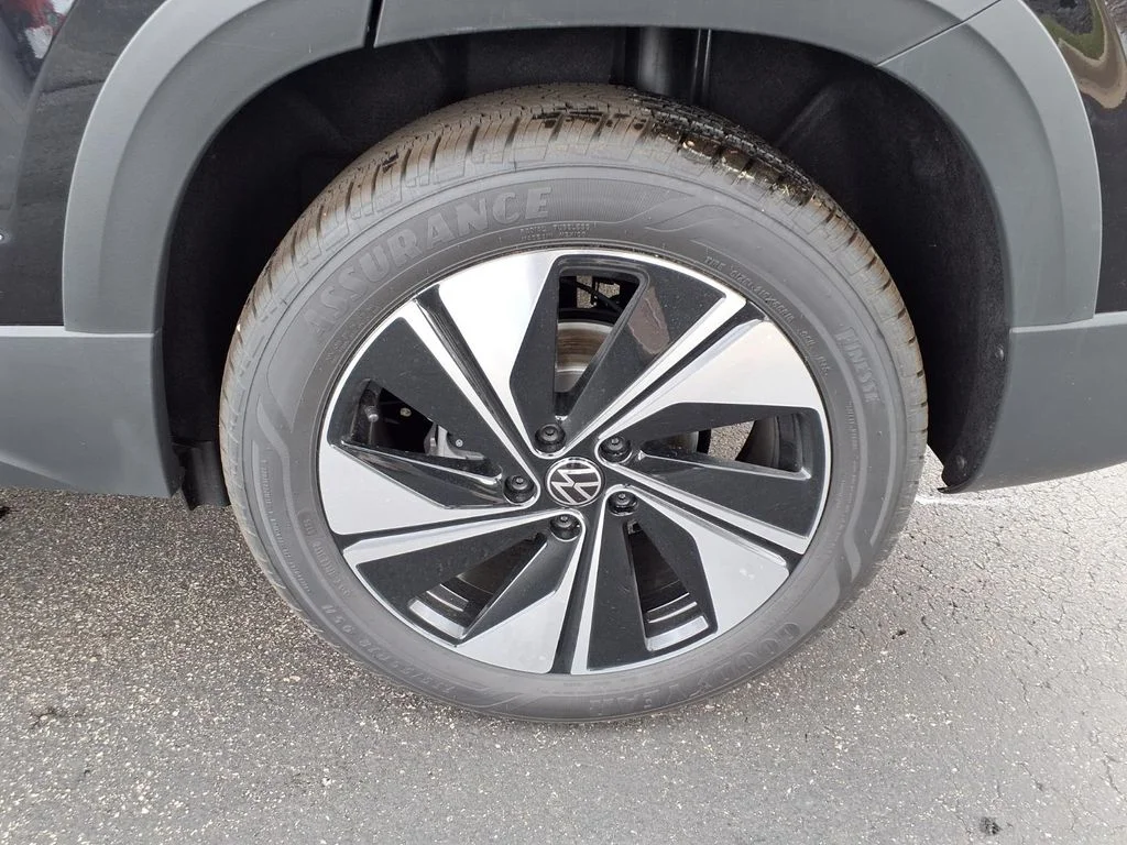 New 2026 Deep Black Pearl Volkswagen 1.5T SE image 6