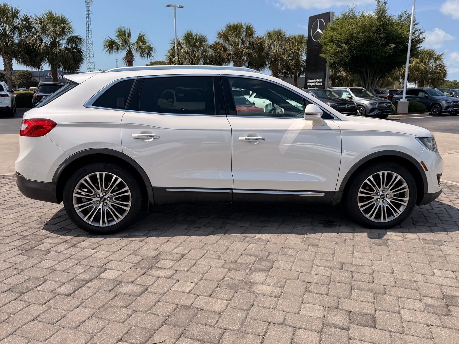 Used 2016 White Platinum Clearcoat Metallic Lincoln Reserve image 7