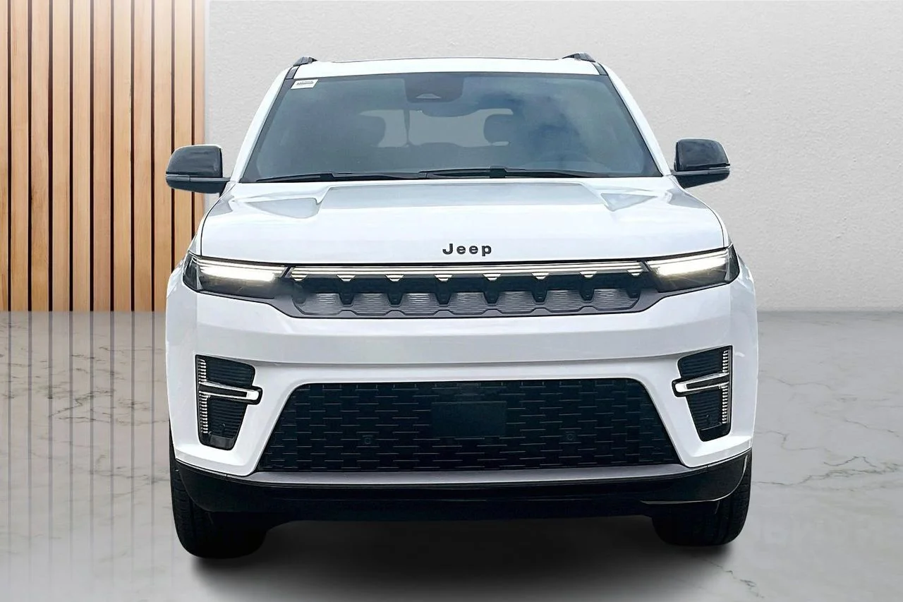 New 2026 Bright White Clear-Coat Exterior Paint Jeep Limited Altitude image 3