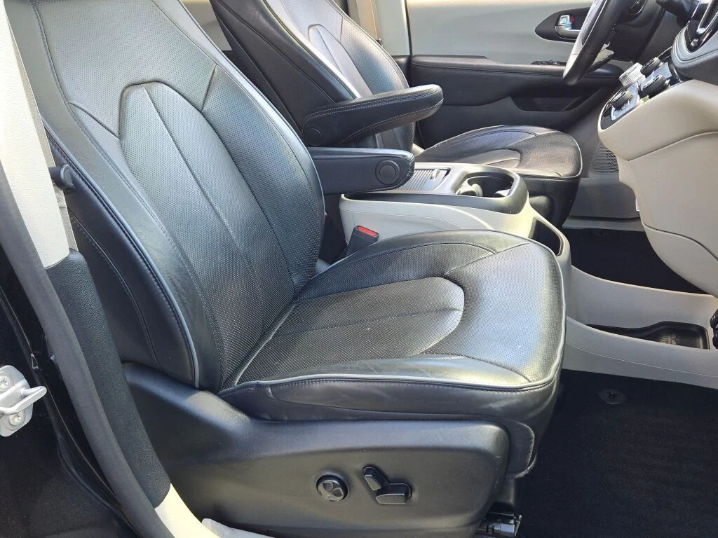 Used 2020 Black Chrysler Limited image 6