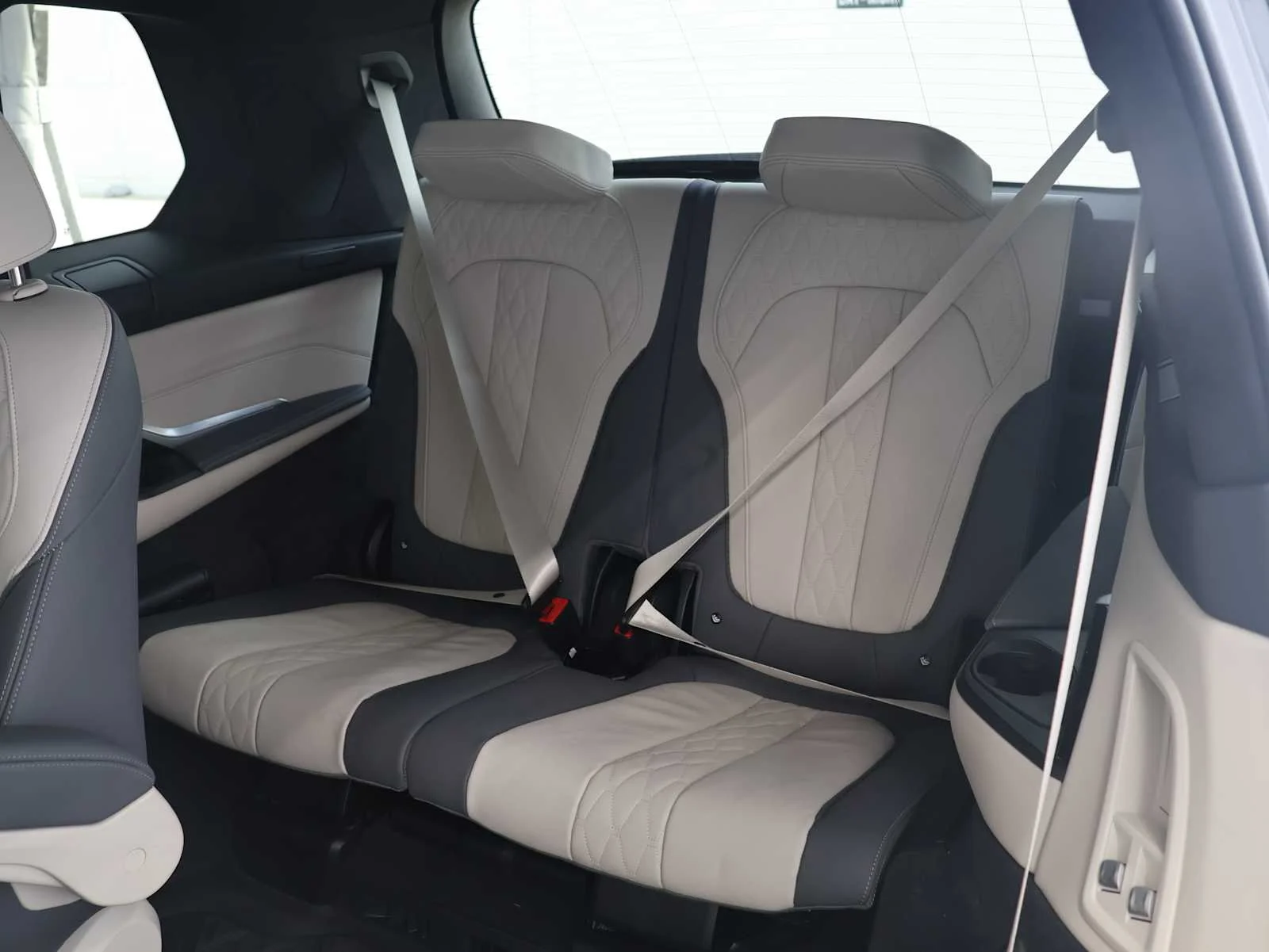 Certified Used 2025 Skyscraper Grey Metallic BMW M60i image 28