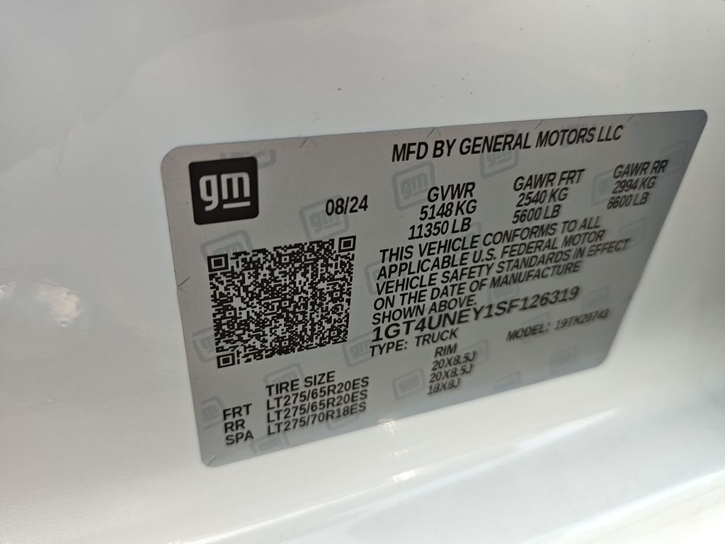 Used 2025 White GMC SLT image 26