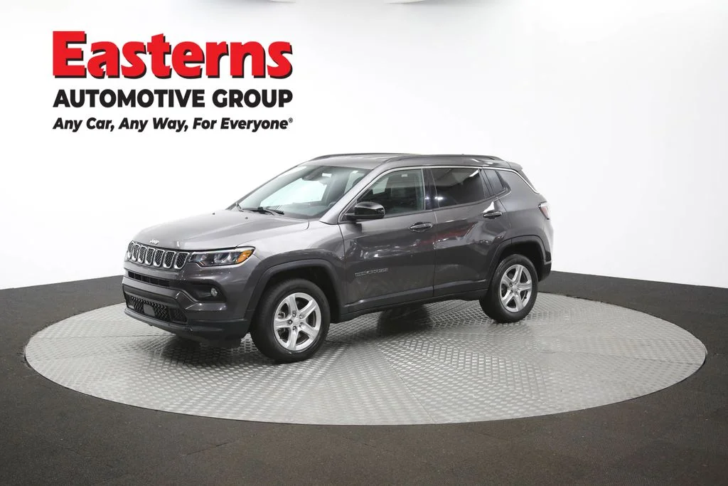 Used 2024  Jeep Latitude image 55
