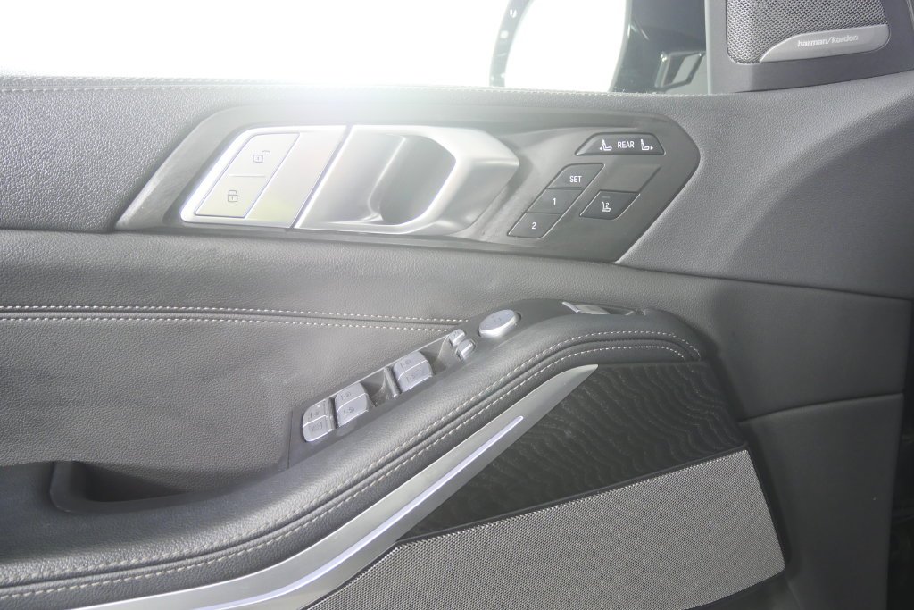 Used 2022 Black Sapphire Metallic BMW M50i image 9