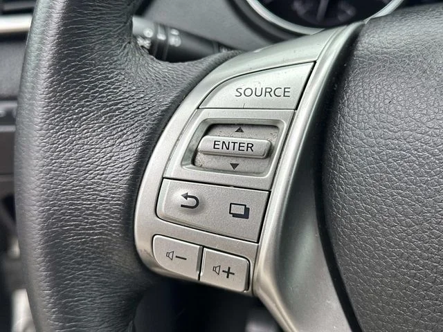 Used 2015 Silver Nissan SL image 25