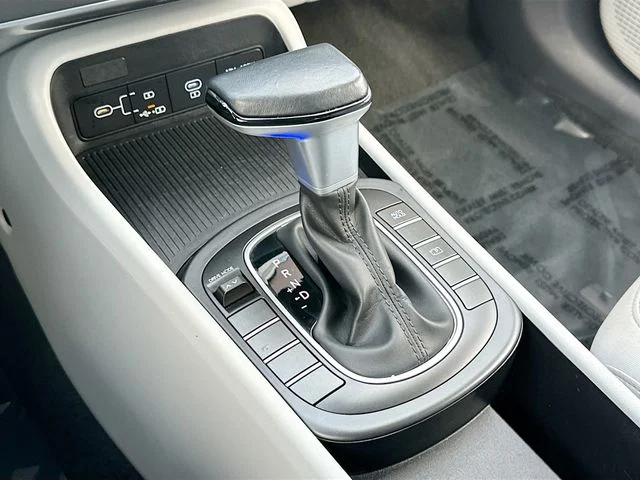Used 2025 Green Hyundai SEL image 16