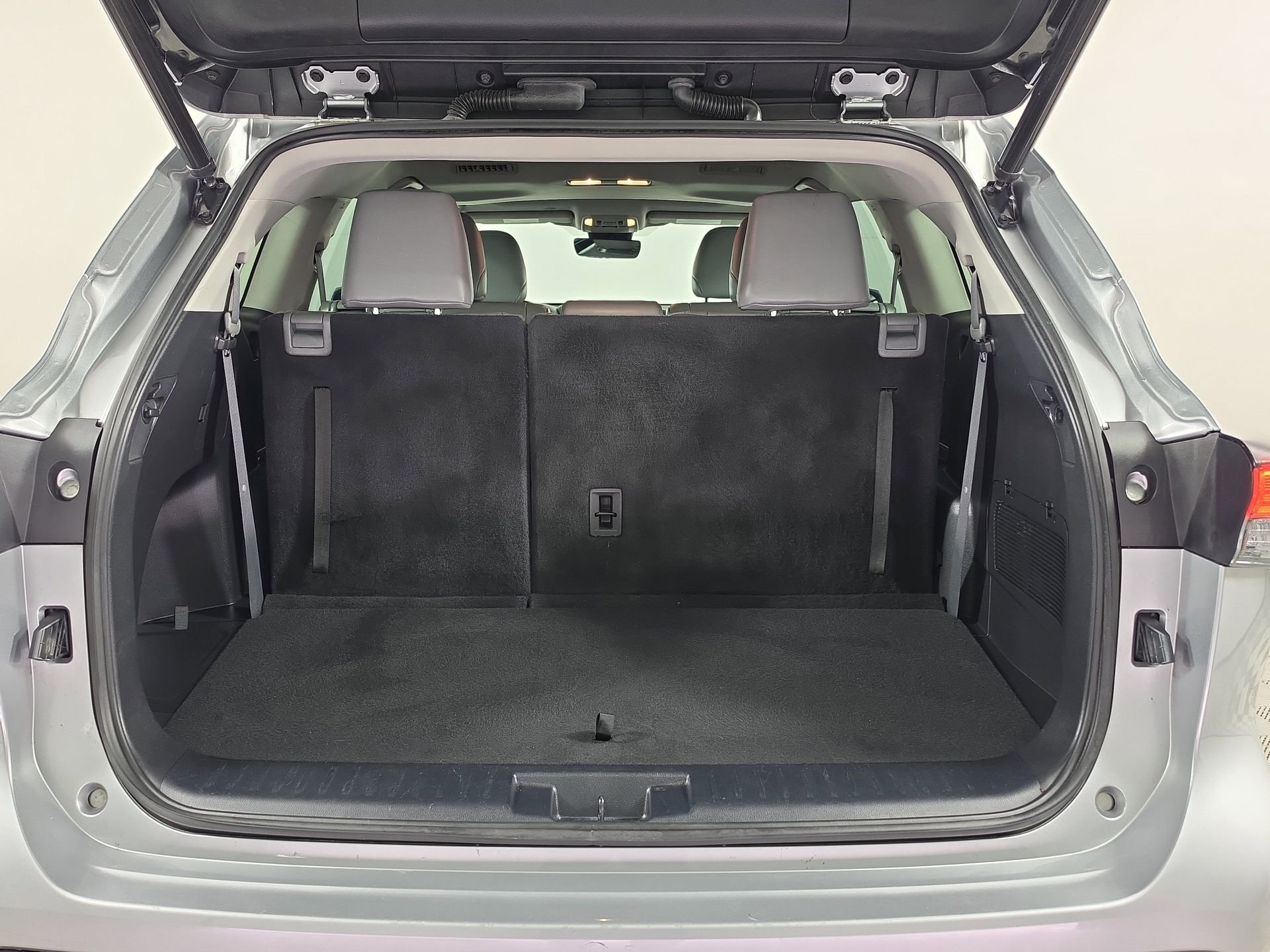 Used 2022 Silver Toyota XLE image 12