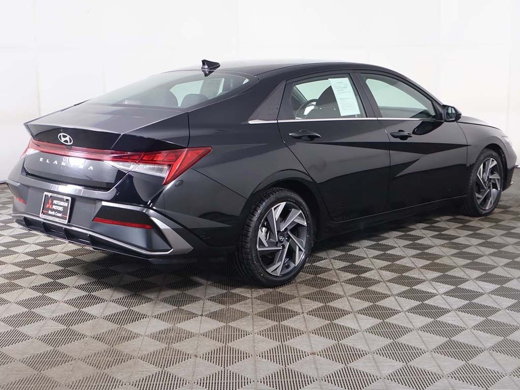 Used 2025 Black Hyundai SEL Convenience image 10
