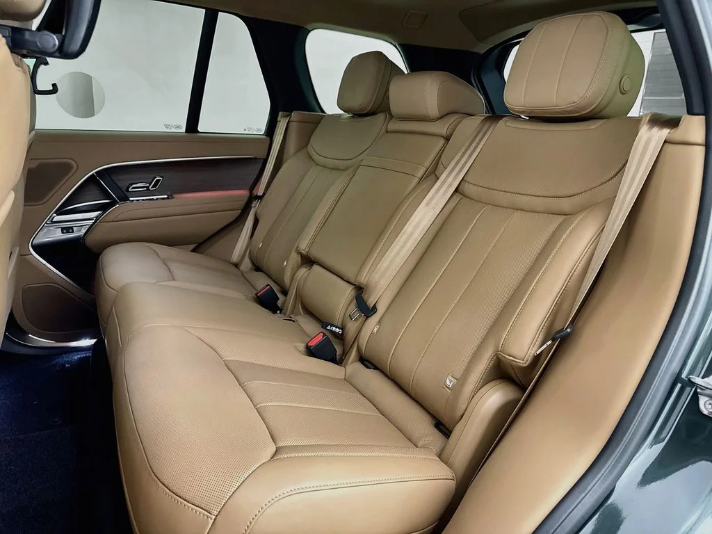 New 2027 Belgravia Green Land Rover SE image 25
