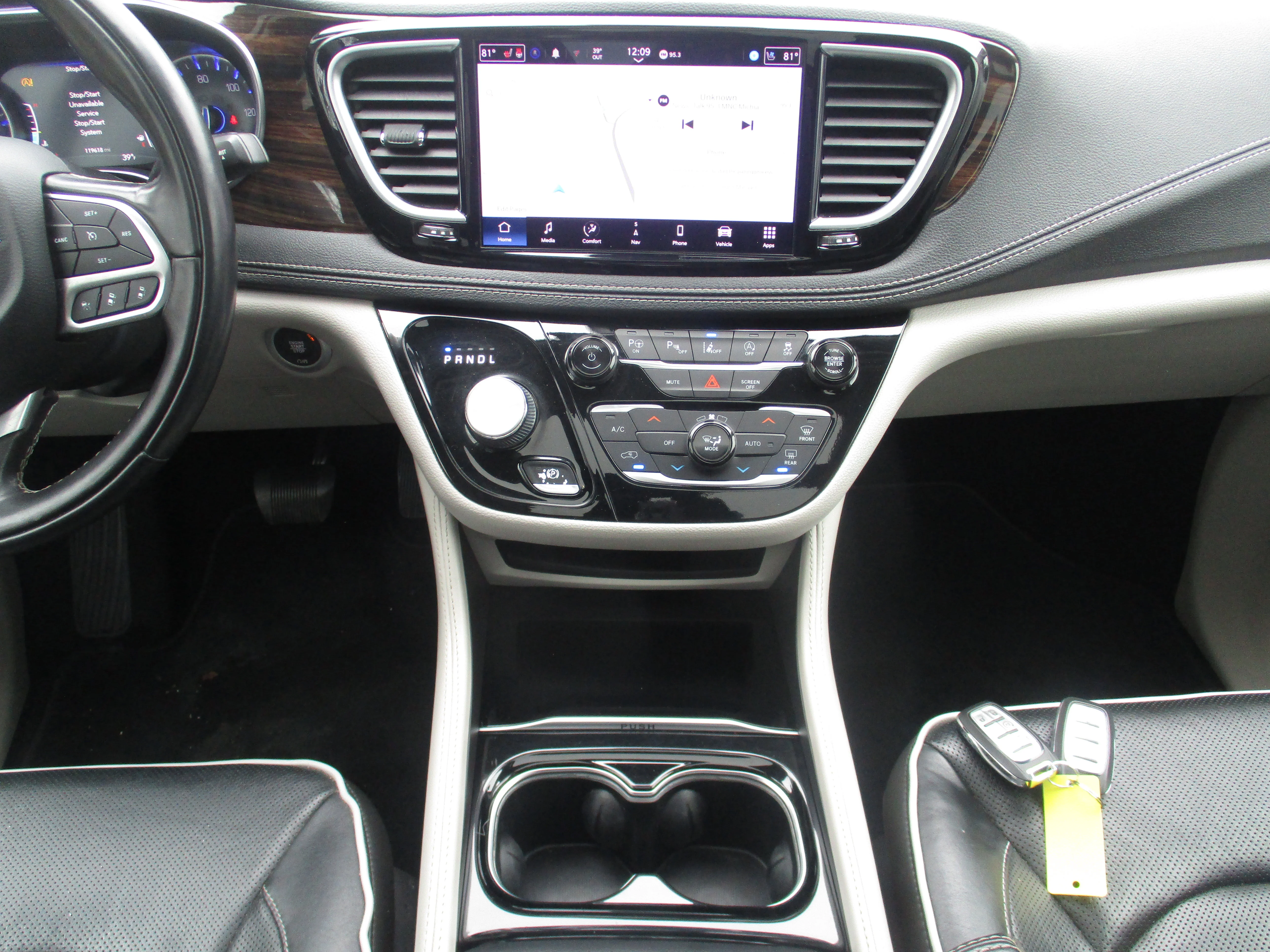 Used 2022 Brilliant Black Crystal Pearlcoat Chrysler Limited image 41