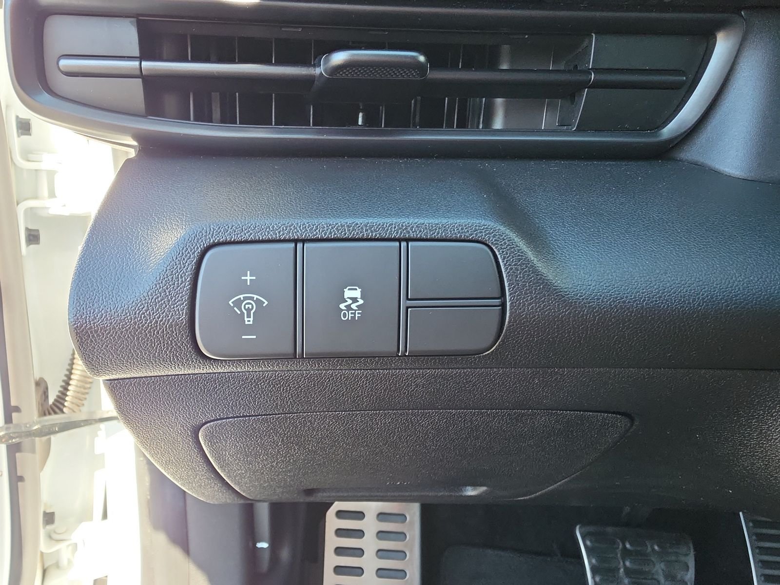 Used 2025 White Hyundai SEL Sport image 21