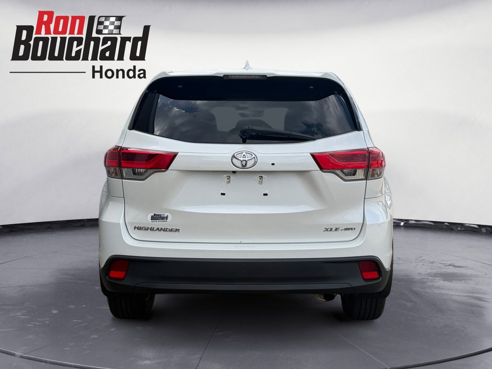 Used 2017 Blizzard Pearl Toyota XLE image 3