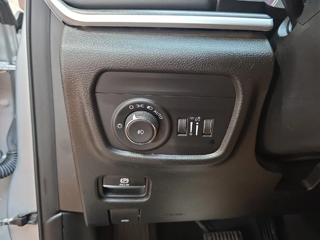 Used 2021 Silver Zynith Jeep Limited image 25