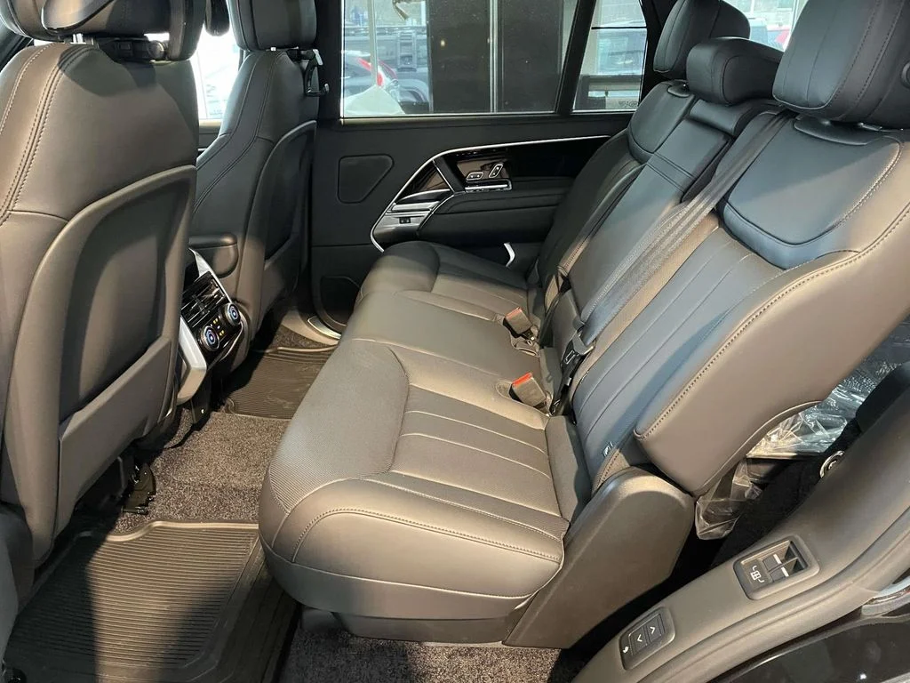 New 2026 Santorini Black Land Rover SE image 16