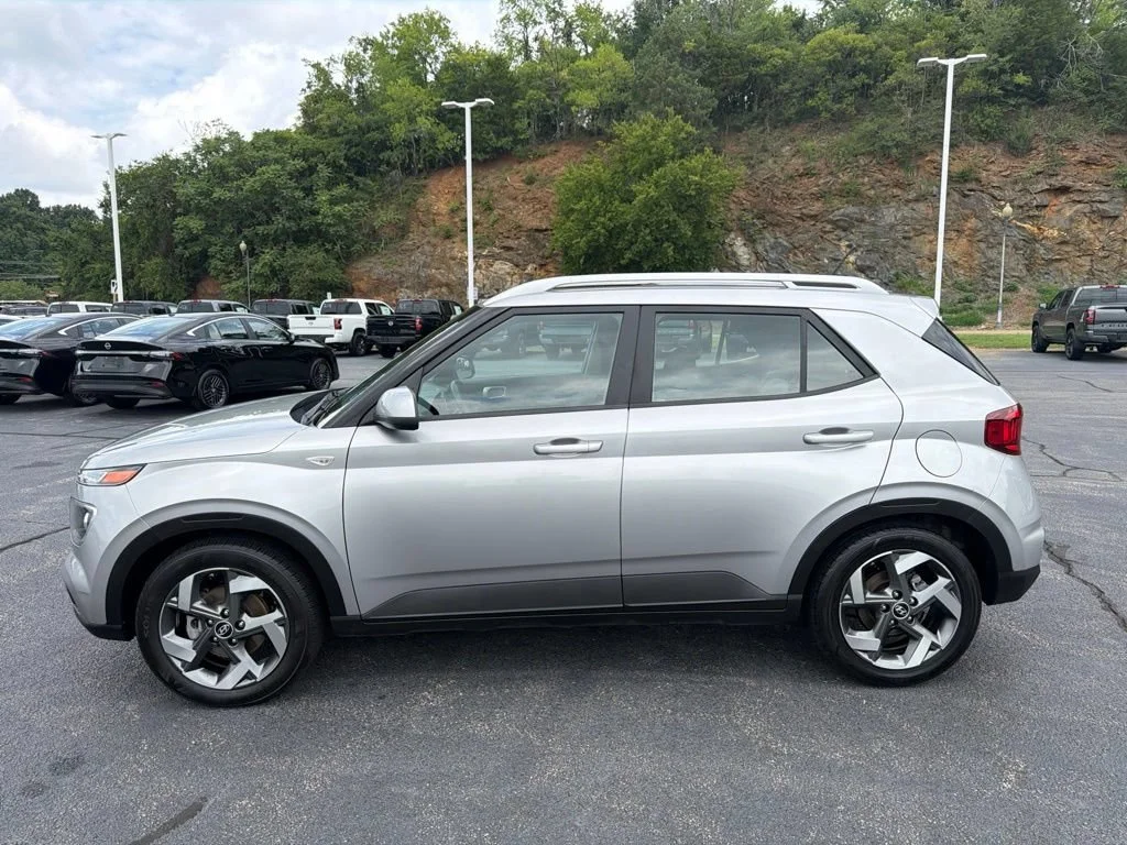 Used 2023 Stellar Silver Hyundai SEL image 4