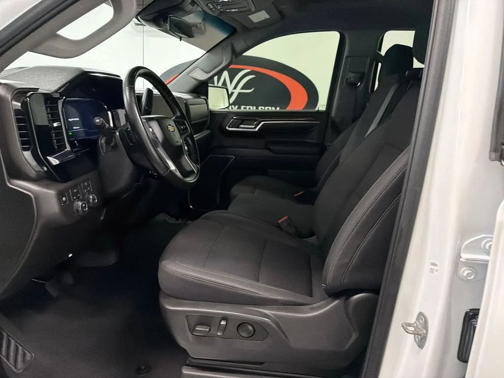 Used 2025 Summit White Chevrolet LT image 9