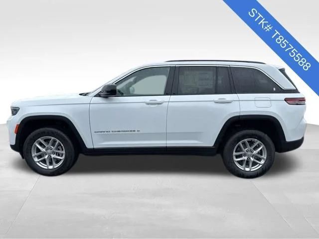 New 2026 Bright White Clear-Coat Exterior Paint Jeep Laredo X image 4
