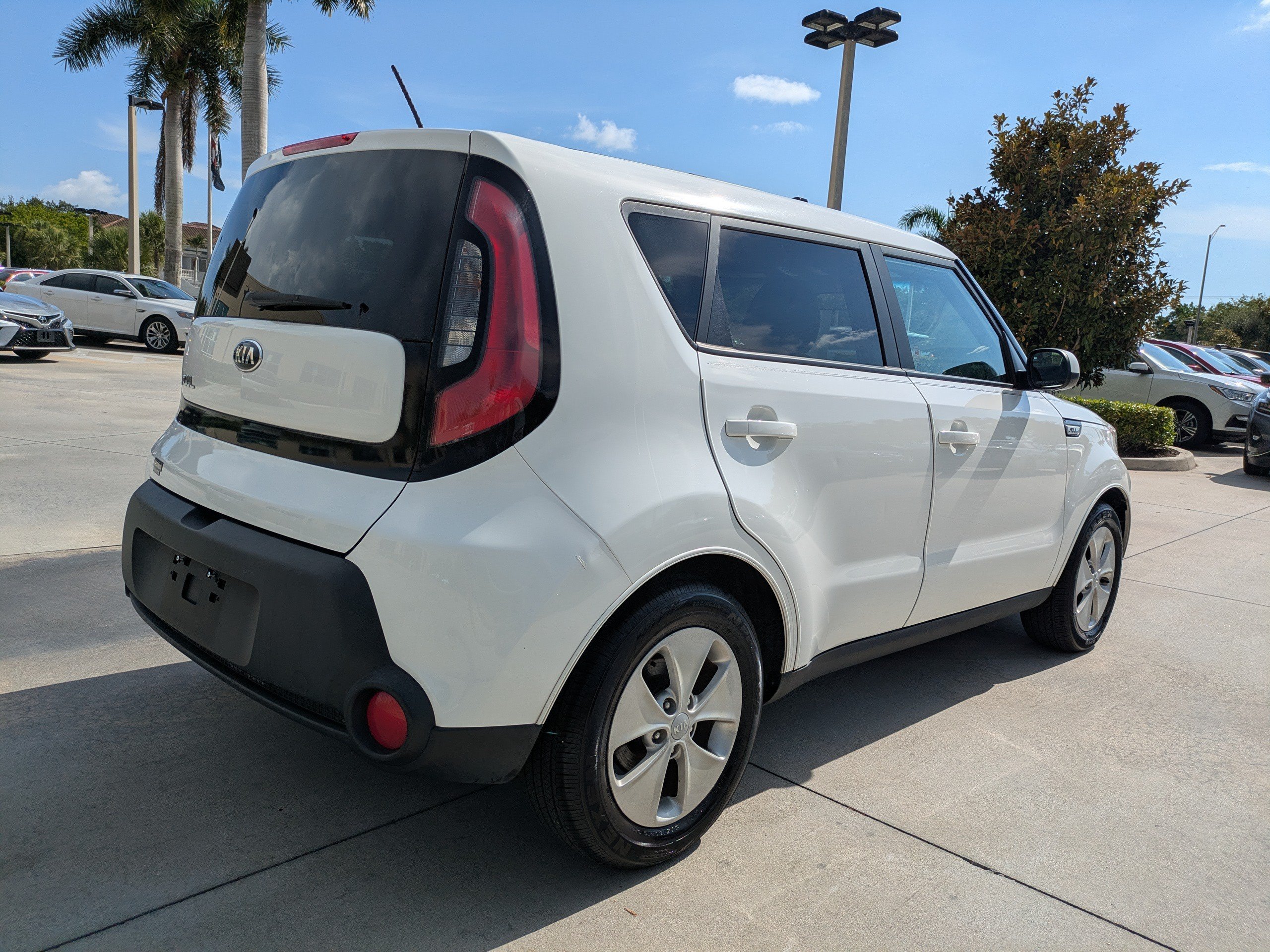 Used 2016 Clear White Kia BASE image 2