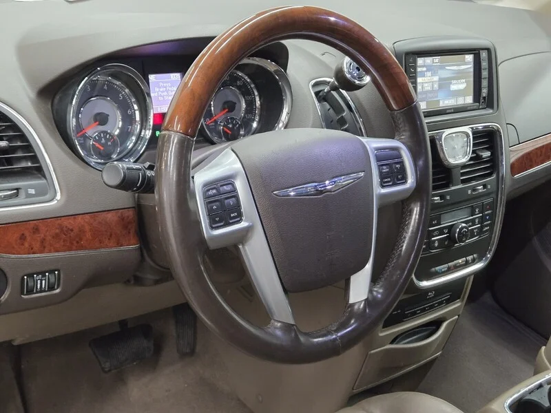 Used 2013 Cashmere Pearl Chrysler Limited image 15