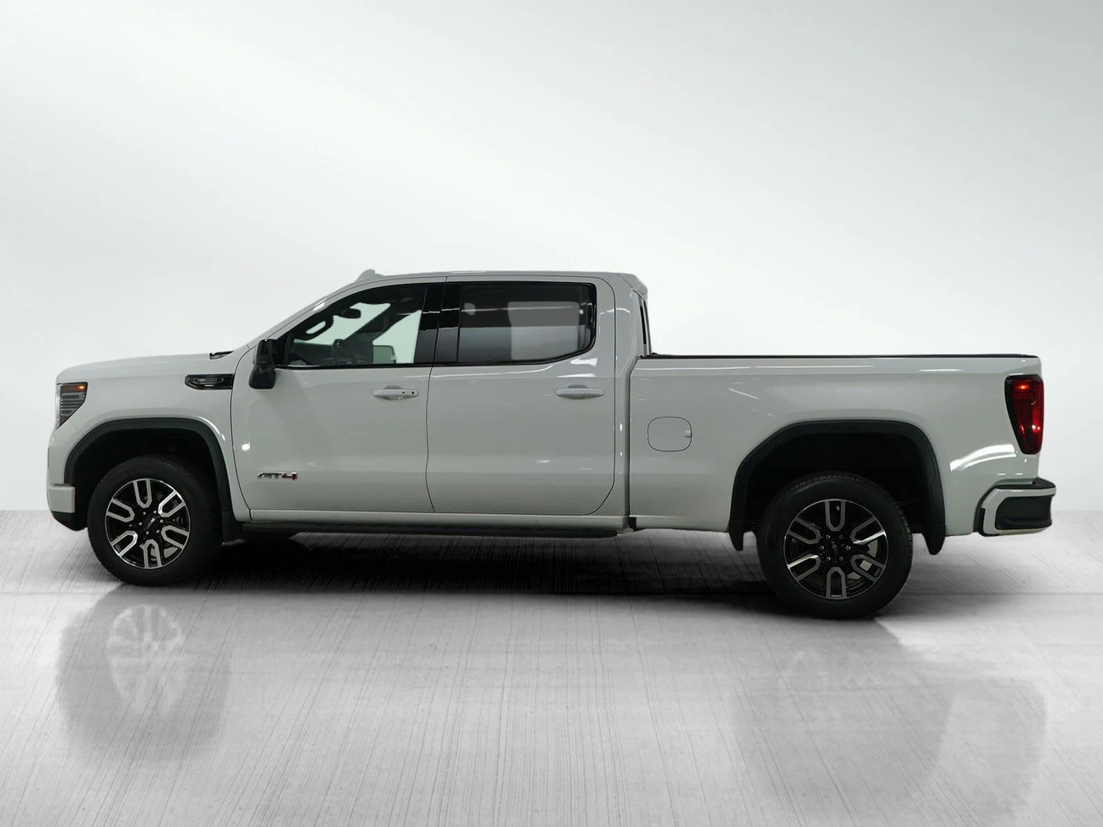 Used 2022 GMC Sierra 1500 AT4 with VIN 1GTUUEET1NZ536576 for sale in Roseville, Minnesota