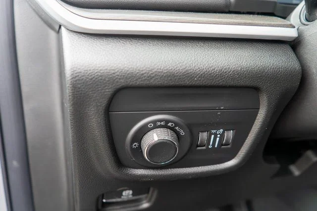 New 2026 Silver Zynith Exterior Paint Jeep Laredo Altitude image 16