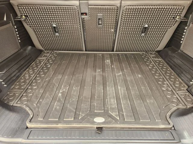 Used 2025 Pangea Green Metallic Land Rover S image 30