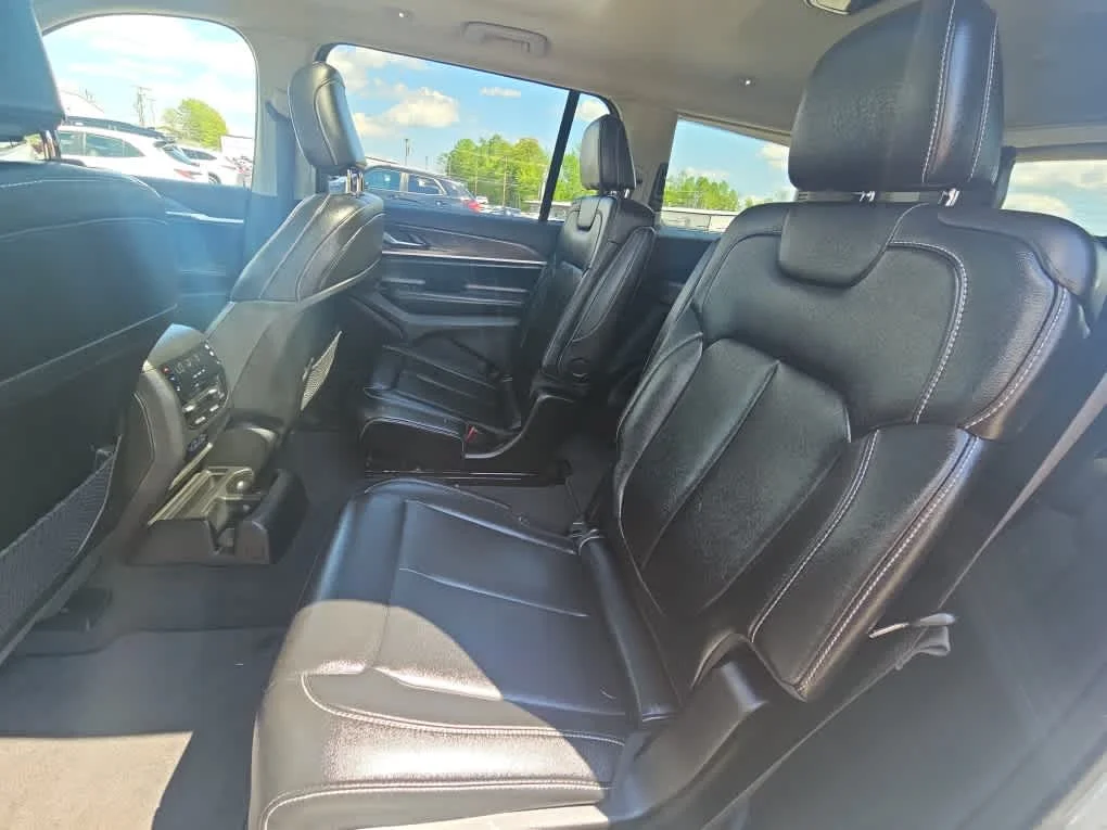 Used 2023 Silver Zynith Jeep Limited image 15