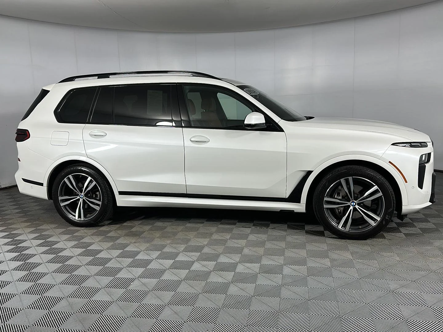 Used 2024 Mineral White Metallic BMW xDrive40i image 29
