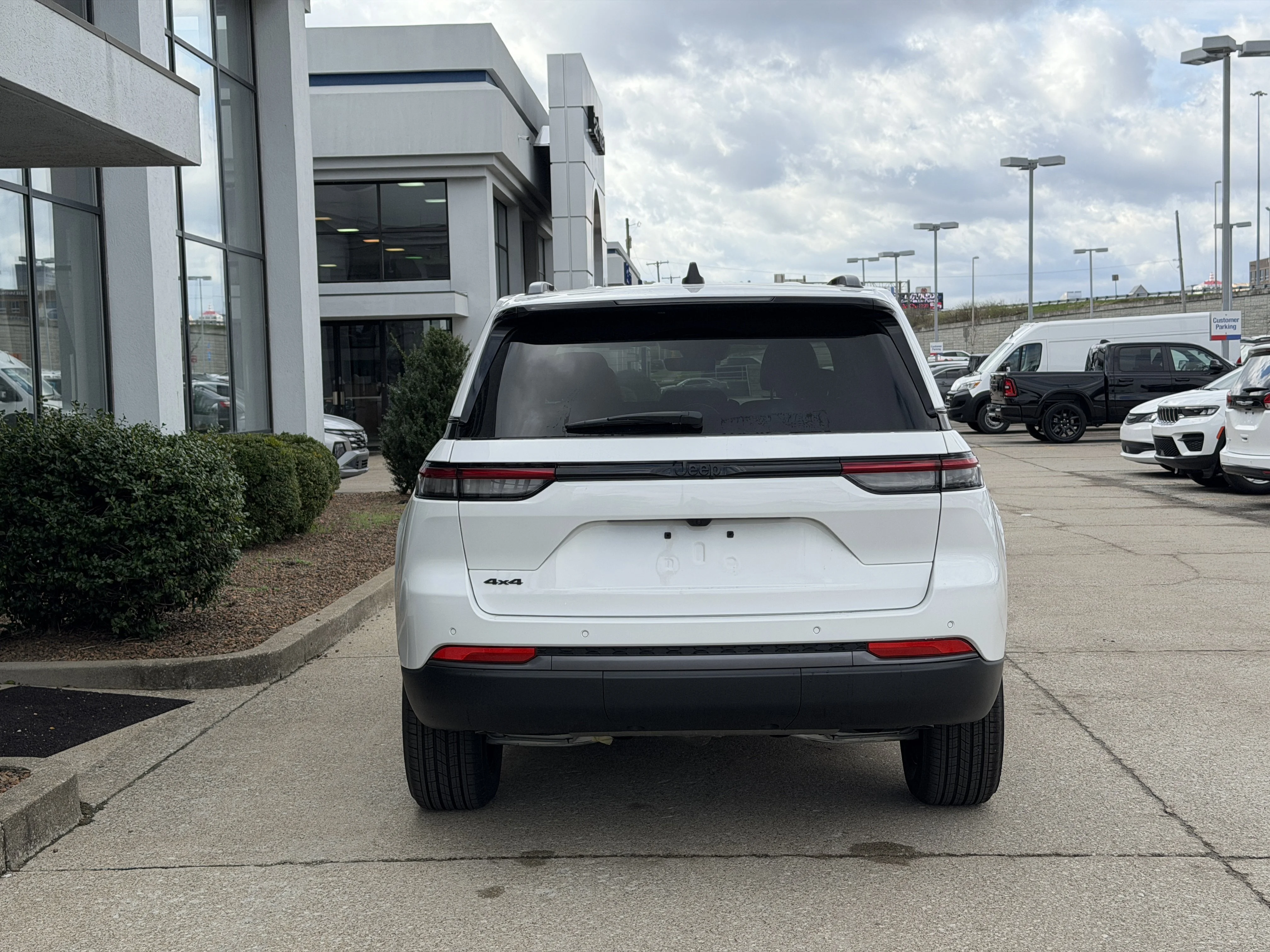 New 2026 Bright White Clear-Coat Exterior Paint Jeep Altitude image 6