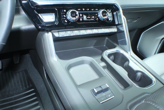Used 2025 White Frost Tricoat GMC Denali image 13