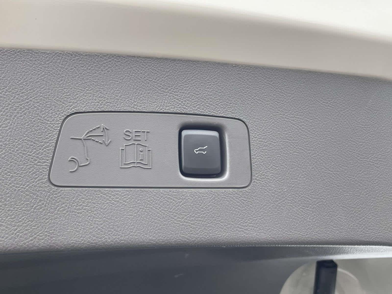 Used 2023 Ceramic Pearl Lincoln Standard image 19
