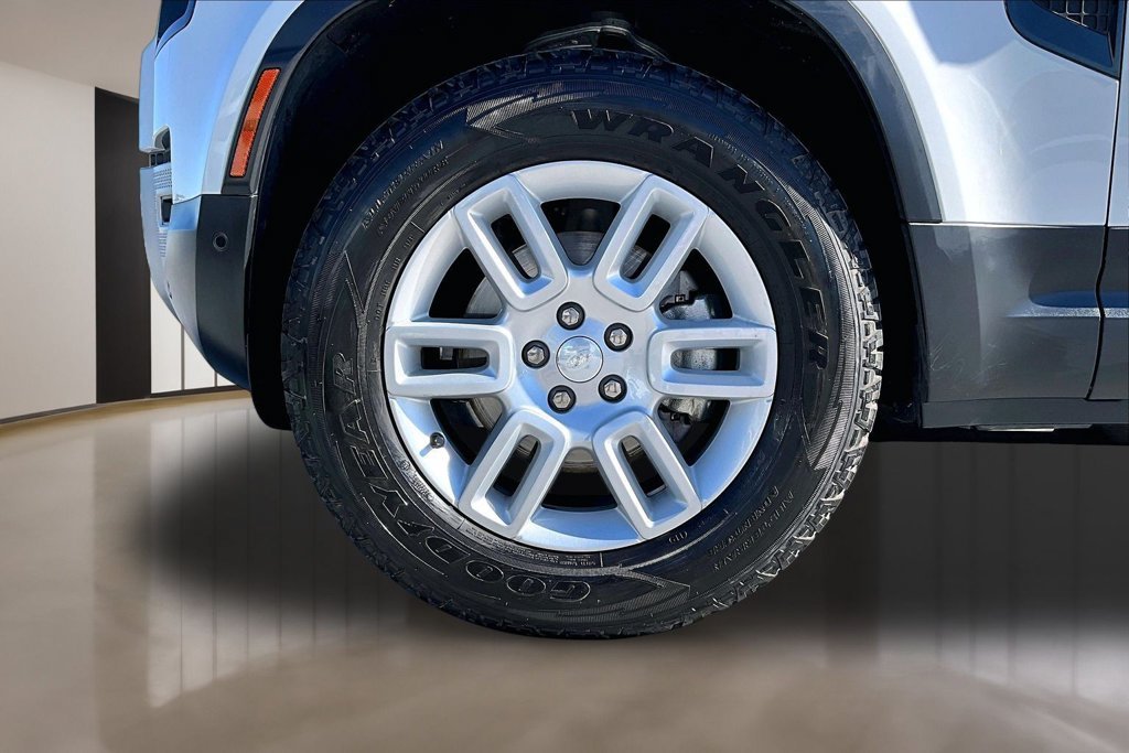 Certified Used 2023 Fuji White Land Rover S image 32