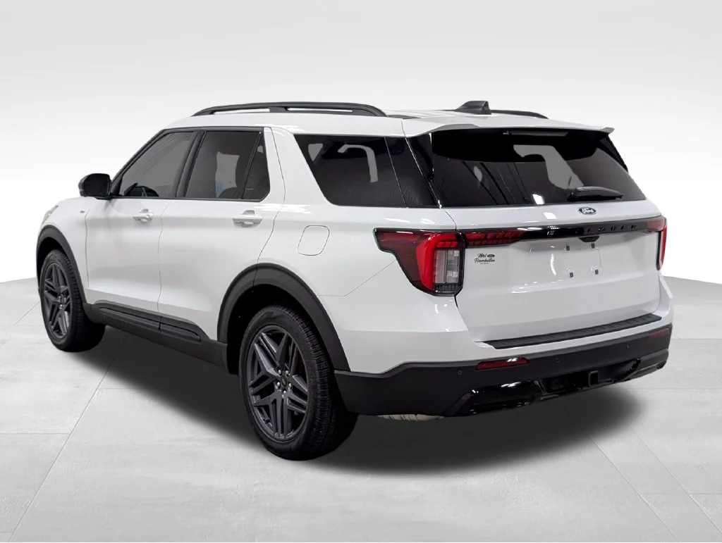 New 2027 Star White Metallic Tri-Coat Ford ST-Line image 23