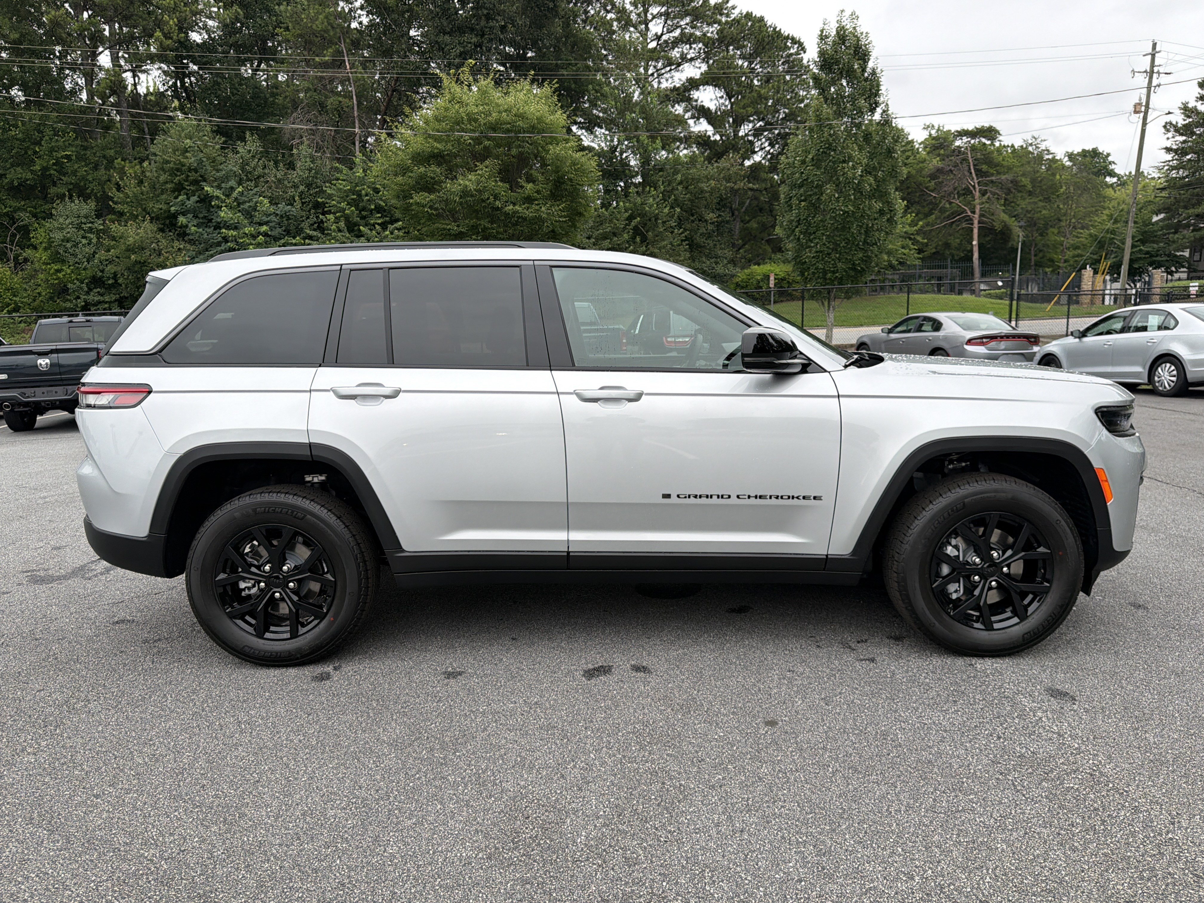 New 2026 Silver Zynith Exterior Paint Jeep Altitude image 9