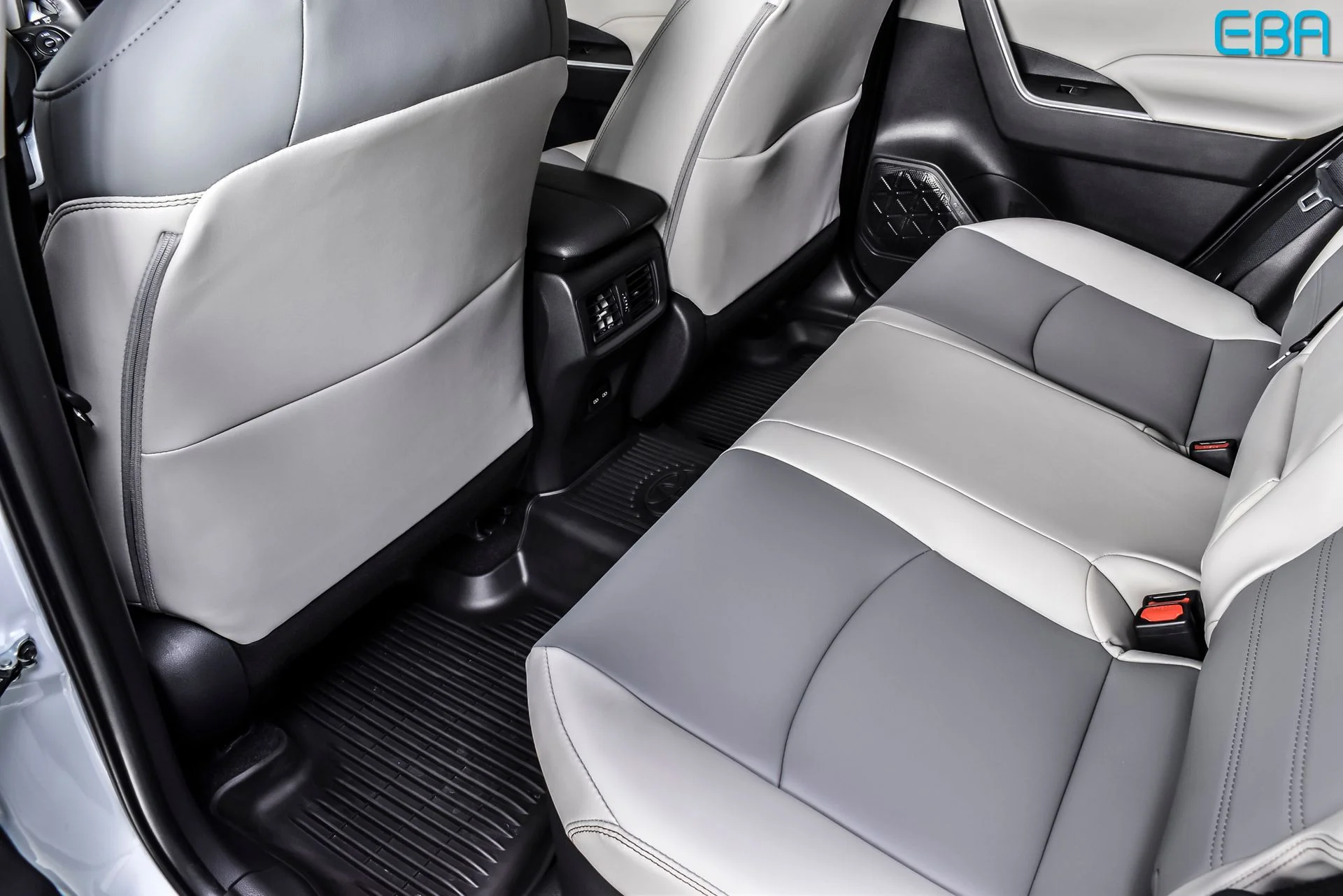 Used 2025 Pearl Toyota XLE Premium image 18