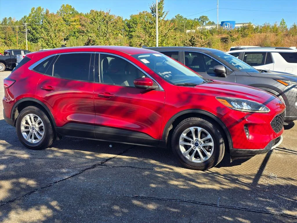 Used 2021 Red Ford SE image 8