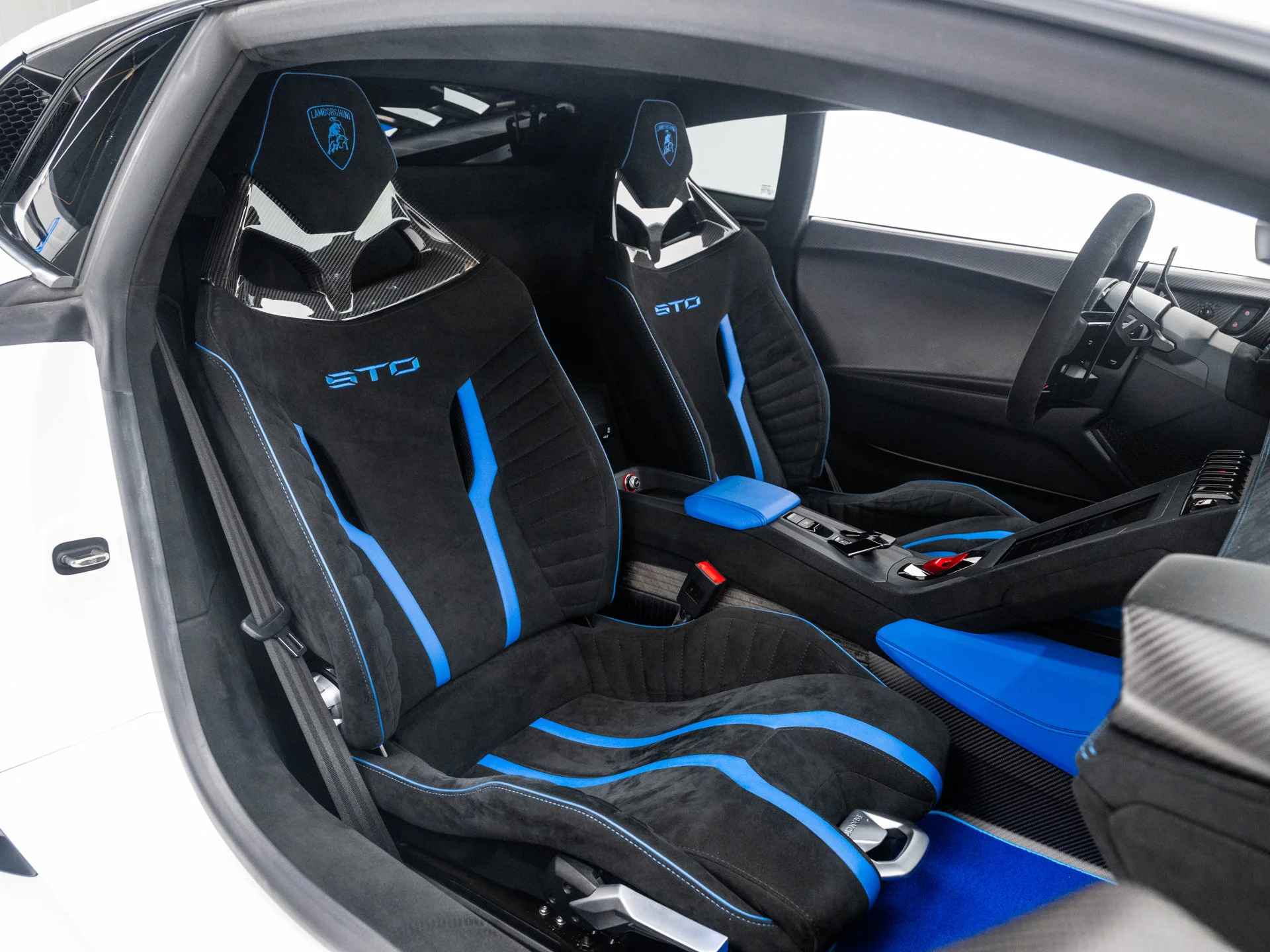 Used 2021 Bianco Asopo Metallic Lamborghini  image 39