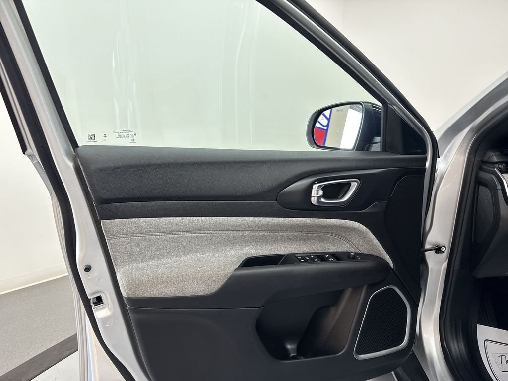 Used 2025 Silver Jeep Latitude image 13