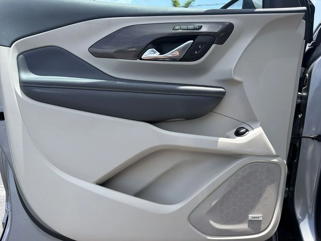 Used 2023 Silver GMC Denali image 29